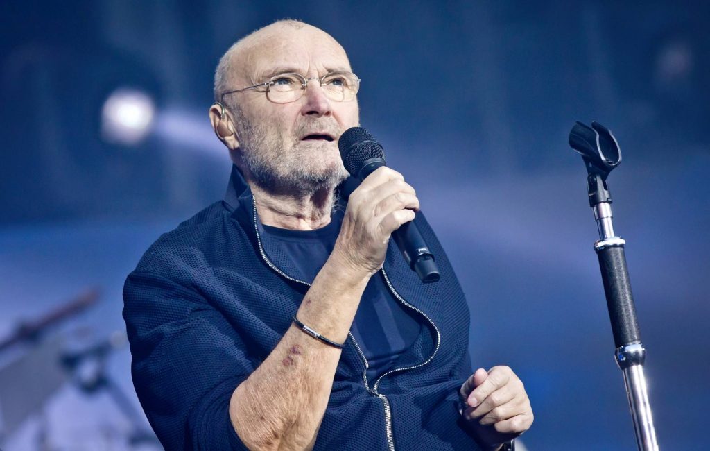 Phil Collins revela que quase morreu em 2024 por causa do alcoolismo: As pessoas vinham se despedir