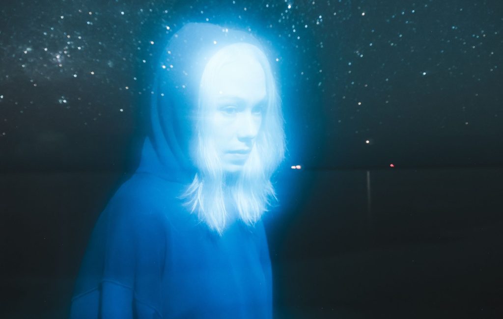 Phoebe Bridgers anuncia estreia de Lost Weekend com exibições visuais em planetários pelo mundo