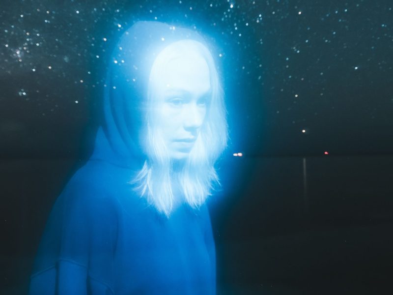 Phoebe Bridgers anuncia estreia de Lost Weekend com exibições visuais em planetários pelo mundo