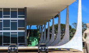 STF retoma julgamento sobre vínculo de emprego de motoristas de aplicativos
