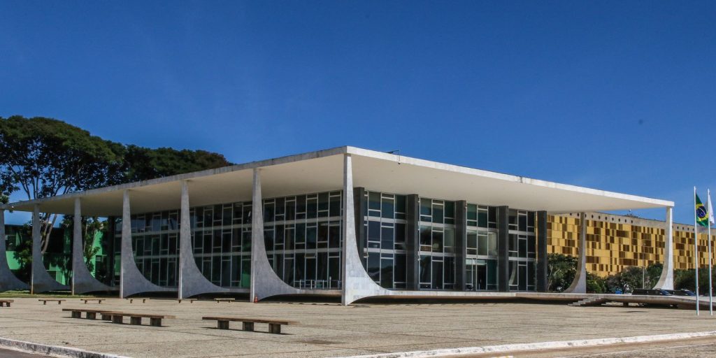 Dino encaminha à PF relatório do TCU que aponta R$ 55,4 milhões em irregularidades nas emendas Pix