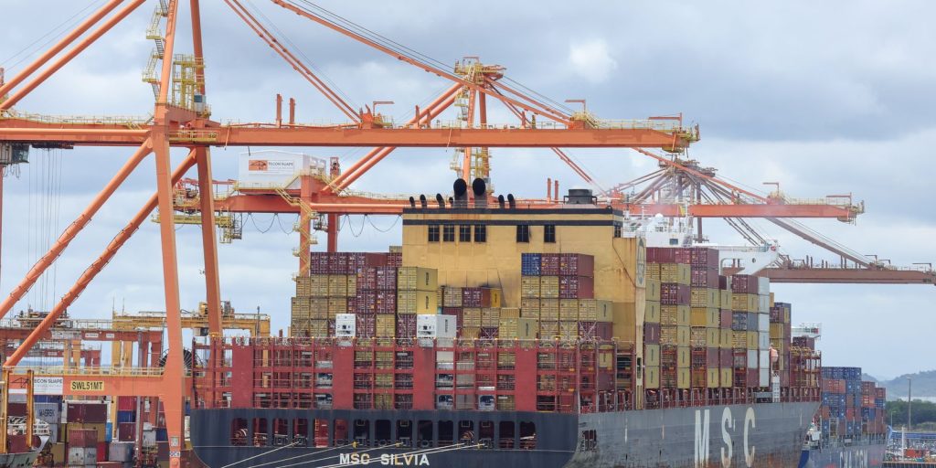 Balança comercial de julho registra superávit de US$ 7 bilhões, impulsionado por exportações de soja e petróleo