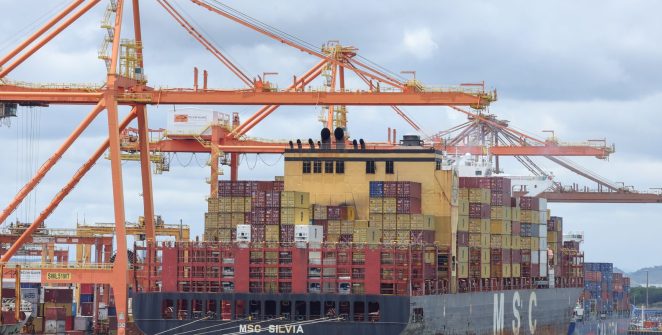 Balança comercial de julho registra superávit de US$ 7 bilhões, impulsionado por exportações de soja e petróleo