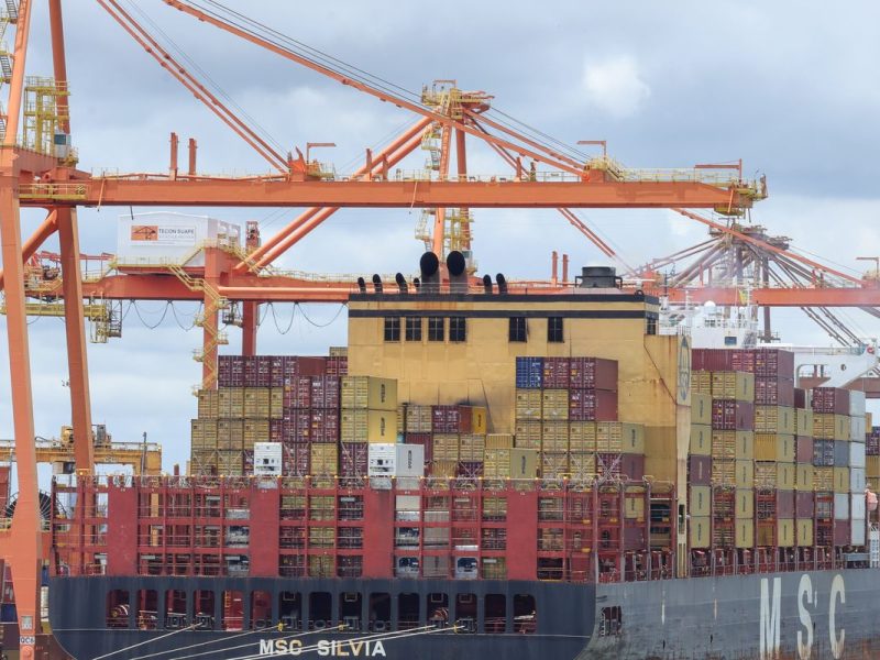 Balança comercial de julho registra superávit de US$ 7 bilhões, impulsionado por exportações de soja e petróleo
