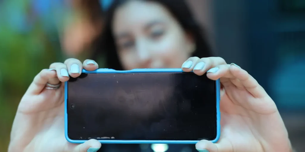 Pesquisa revela que adolescentes reconhecem excesso de tempo online e defendem mudanças na internet