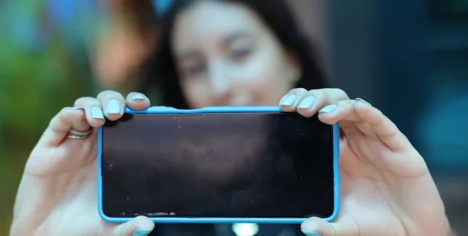 Pesquisa revela que adolescentes reconhecem excesso de tempo online e defendem mudanças na internet