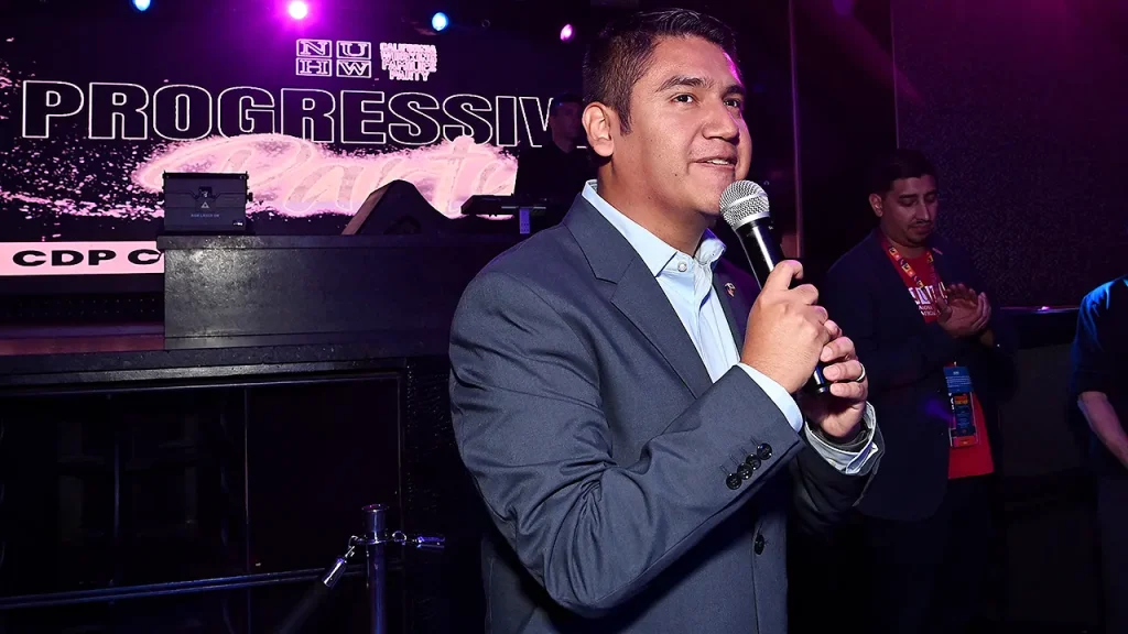 Escritos de Randy Villegas sobre DEI e ativismo reacendem disputa na Califórnia contra Valadao