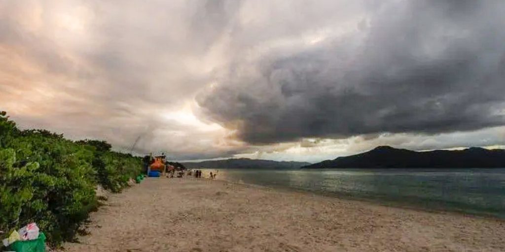 Inmet emite alerta laranja de perigo para chuva e ventos de até 100 km/h no Sul do país