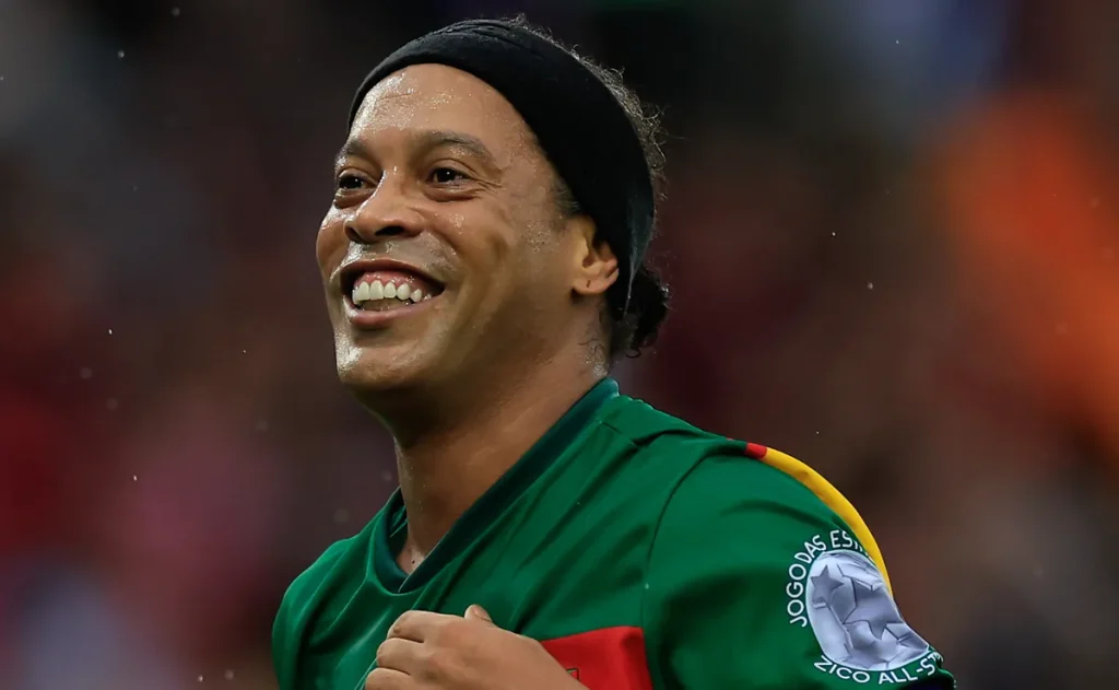 Ronaldinho desembarca na Itália para assinar com Ravenna e encerrar aposentadoria na Serie C