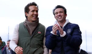 Ryan Reynolds e Rob McElhenney lideram contratação recorde do Wrexham: goleiro Anthony Patterson chega do Sunderland