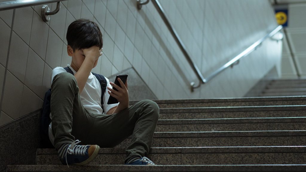 Sinais de alerta do cyberbullying: como pais e avós podem identificar e agir