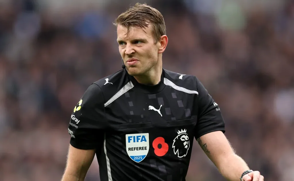 Samuel Barrott apita a final da Supercopa da Inglaterra entre Arsenal e Manchester City