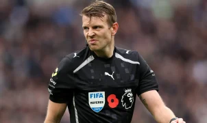 Samuel Barrott apita a final da Supercopa da Inglaterra entre Arsenal e Manchester City