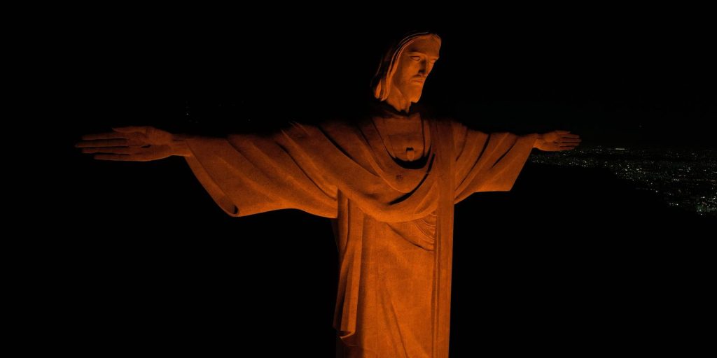 Cristo Redentor ganha iluminação laranja em campanha contra o feminicídio