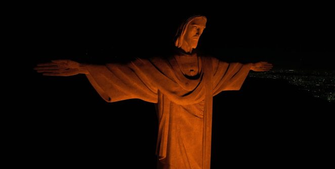 Cristo Redentor ganha iluminação laranja em campanha contra o feminicídio