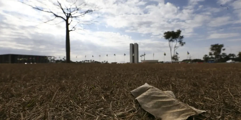Sul do país segue em alerta para temporais e granizo; demais regiões enfrentam calor intenso
