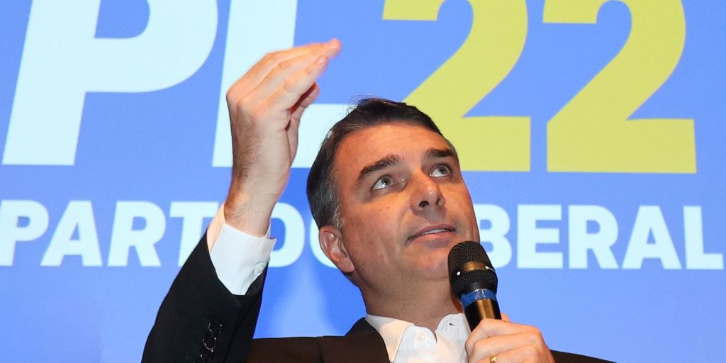 Flávio Bolsonaro oficializa candidatura à Presidência pelo PL