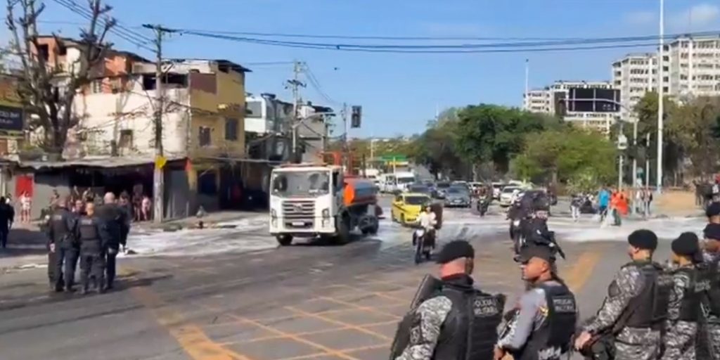 Protesto contra operação policial interdita avenidas na Mangueira, no Rio