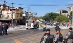 Protesto contra operação policial interdita avenidas na Mangueira, no Rio