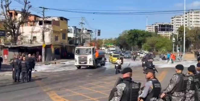 Protesto contra operação policial interdita avenidas na Mangueira, no Rio