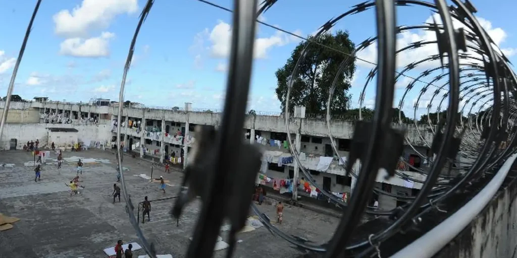 Polícia penal apreende antena Starlink e drogas em presídios do Rio para conter facções