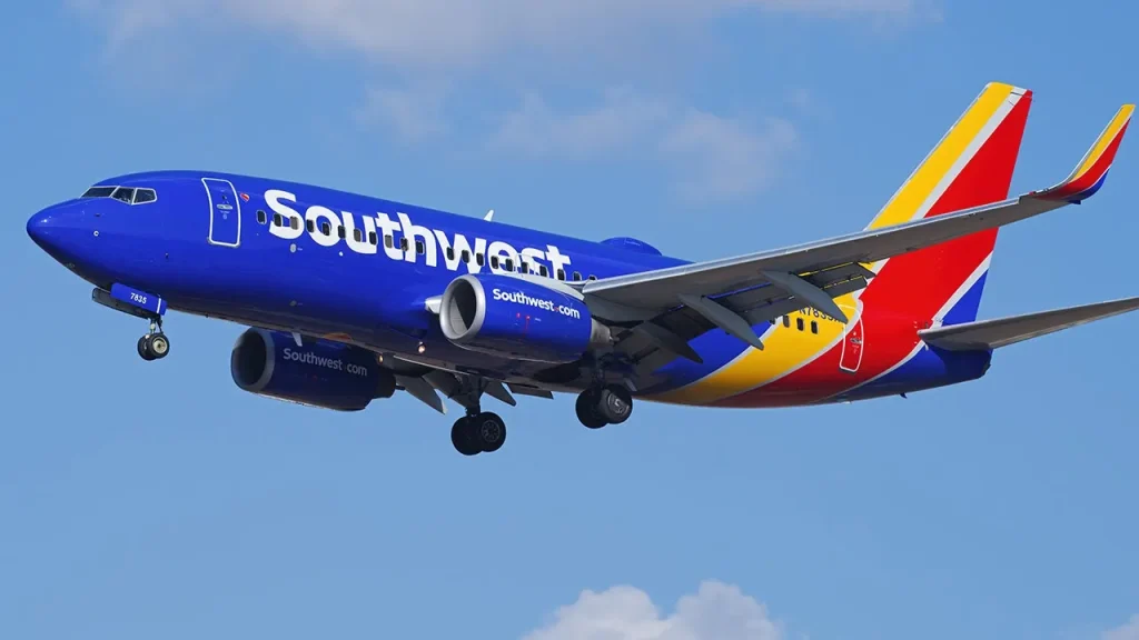 Passageiro de 22 anos morre após emergência médica em voo da Southwest Airlines com destino a Los Angeles