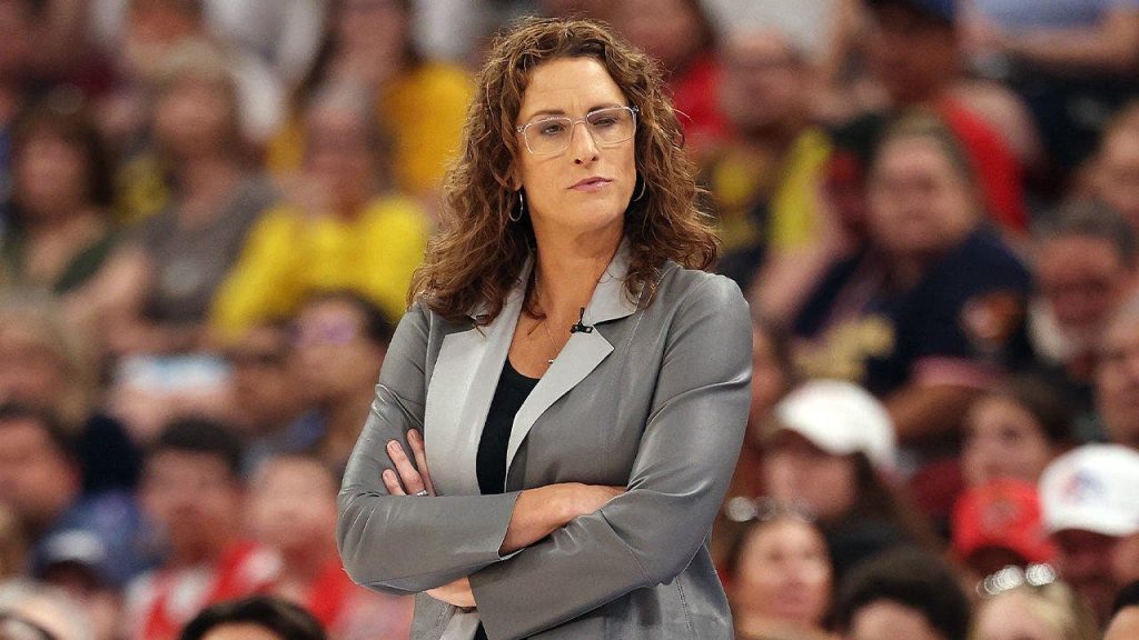 Técnica do Fever é ovacionada pela torcida após semana de polêmica e defesa pública das jogadoras