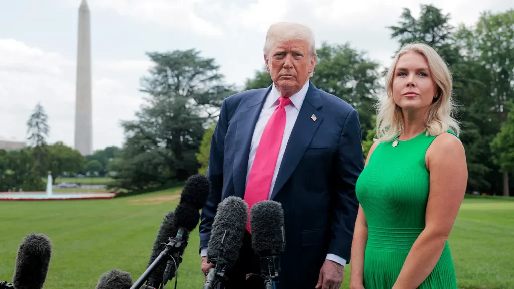 Leavitt deixa posto de secretária de imprensa, mas segue como conselheira de Trump para a sucessão