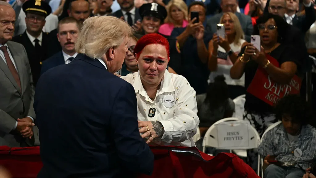 Trump interrompe discurso para abraçar pais de menino morto por bala perdida no Bronx