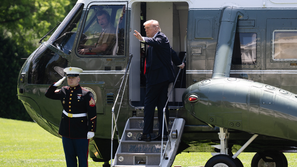 Falha de comunicação entre Marine One e torre de Reagan National precede quase colisão com avião comercial