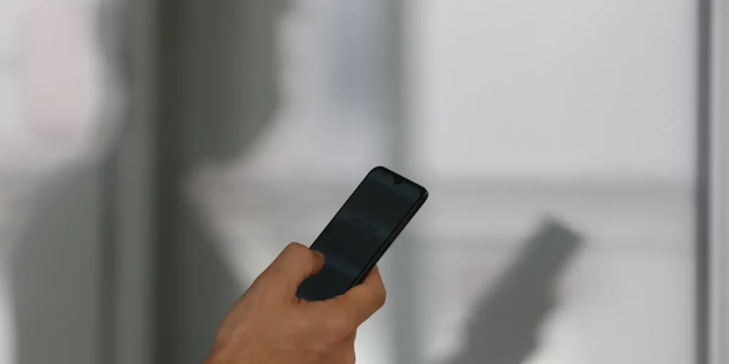 Brasil registra 830,8 mil roubos e furtos de celulares em 2025, aponta anuário