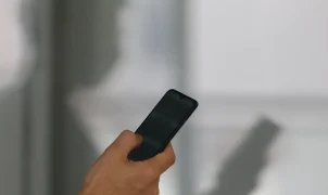 Brasil registra 830,8 mil roubos e furtos de celulares em 2025, aponta anuário