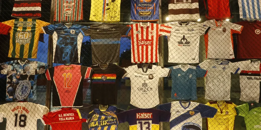 Projeto Memórias do Futebol de Várzea reúne relatos de 17 personagens e celebra resistência do esporte comunitário em São Paulo