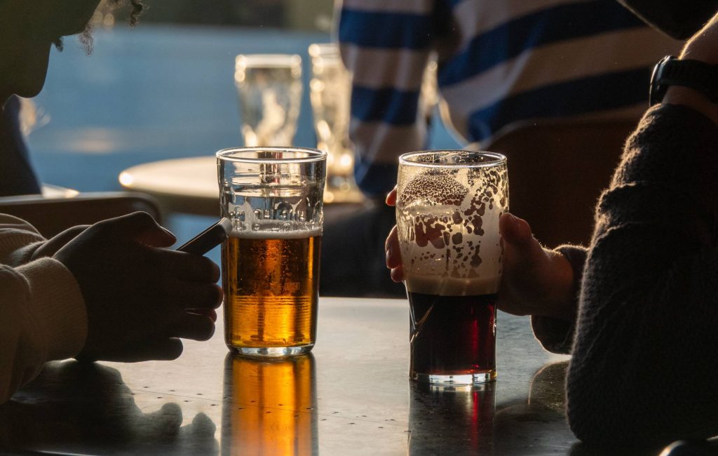 Rede de pubs Wetherspoons proíbe músicas e vídeos em alto-falante nos celulares
