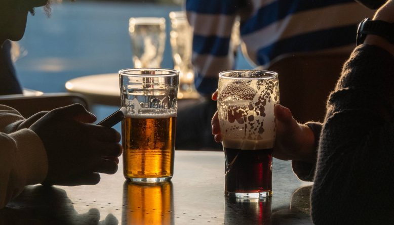 Rede de pubs Wetherspoons proíbe músicas e vídeos em alto-falante nos celulares