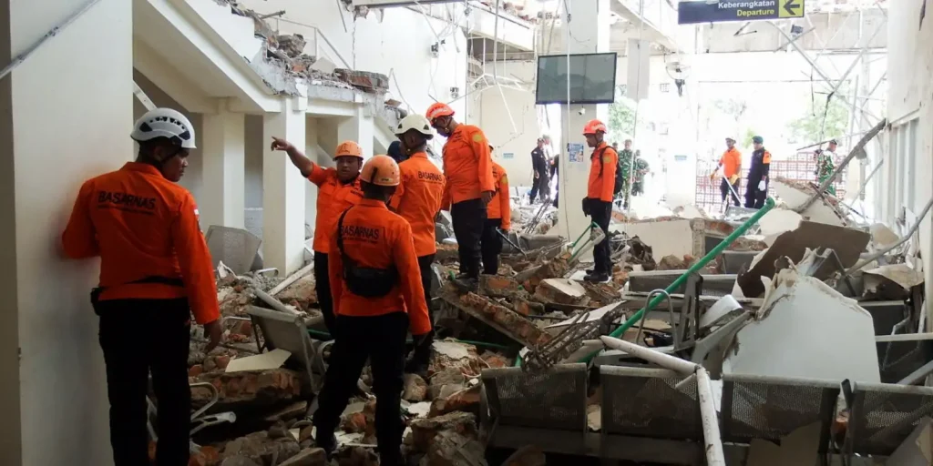 Terremoto de magnitude 7,7 na Indonésia deixa ao menos 47 mortos e causa destruição na costa leste