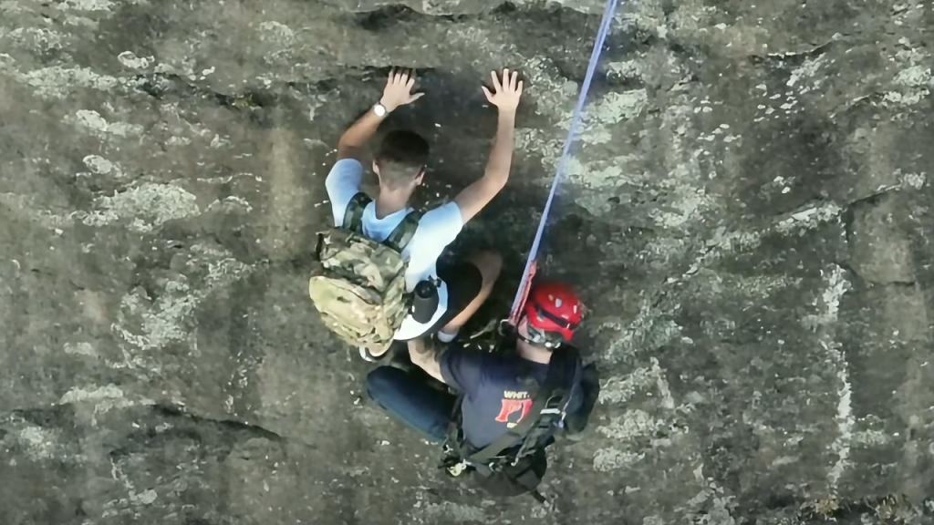 Resgatista desce de rapel em montanha da Geórgia para salvar escalador preso em penhasco