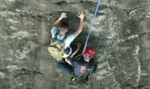 Mount Yonah free climber rescued by firefighter rappelling down cliff