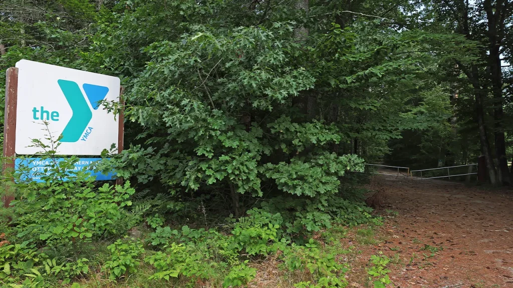 Menino de 8 anos morre após queda de árvore em acampamento da YMCA em Massachusetts