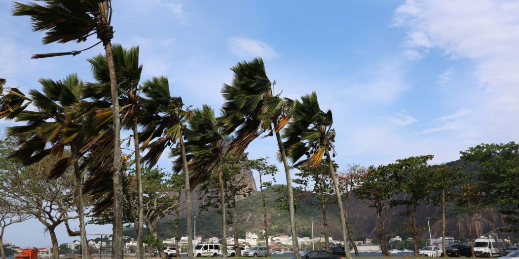 Defesa Civil alerta para ventos fortes e rajadas acima de 76 km/h no Rio