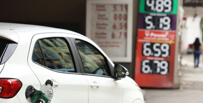 Governo anuncia pacote de R$ 7 bilhões mensais para conter preço dos combustíveis