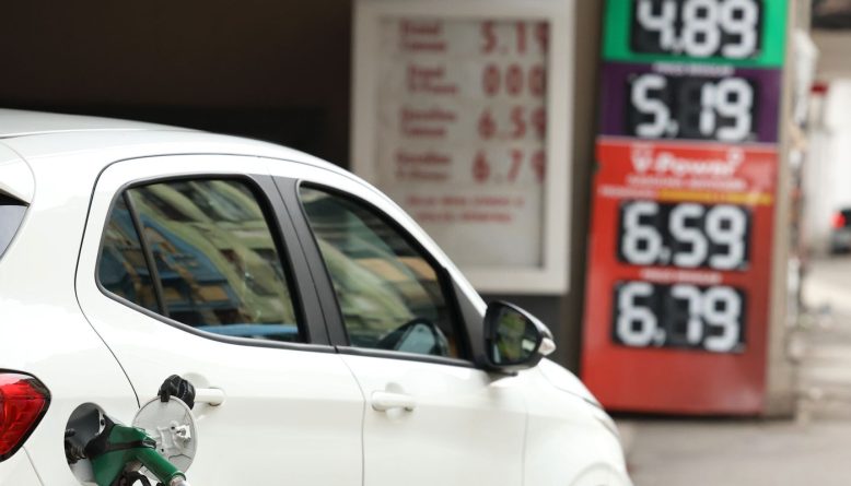 Governo anuncia pacote de R$ 7 bilhões mensais para conter preço dos combustíveis