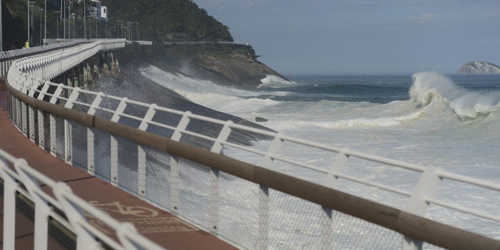 Ressaca no Rio fecha ciclovia Tim Maia; ondas podem chegar a 2,5 metros