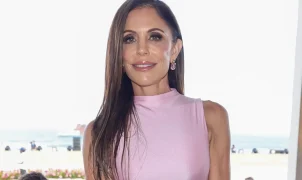Bethenny Frankel elogia máscara facial de US$ 220 que define como peeling químico em máscara de tecido