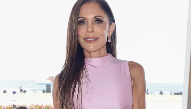 Bethenny Frankel elogia máscara facial de US$ 220 que define como peeling químico em máscara de tecido