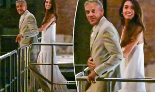 Amal Clooney reencontra cenário do casamento em Veneza com visual de noiva