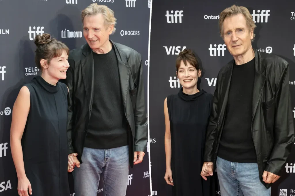 Liam Neeson aparece de mãos dadas com Stella Stocker no tapete vermelho do Festival de Toronto