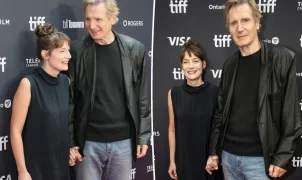 Liam Neeson aparece de mãos dadas com Stella Stocker no tapete vermelho do Festival de Toronto