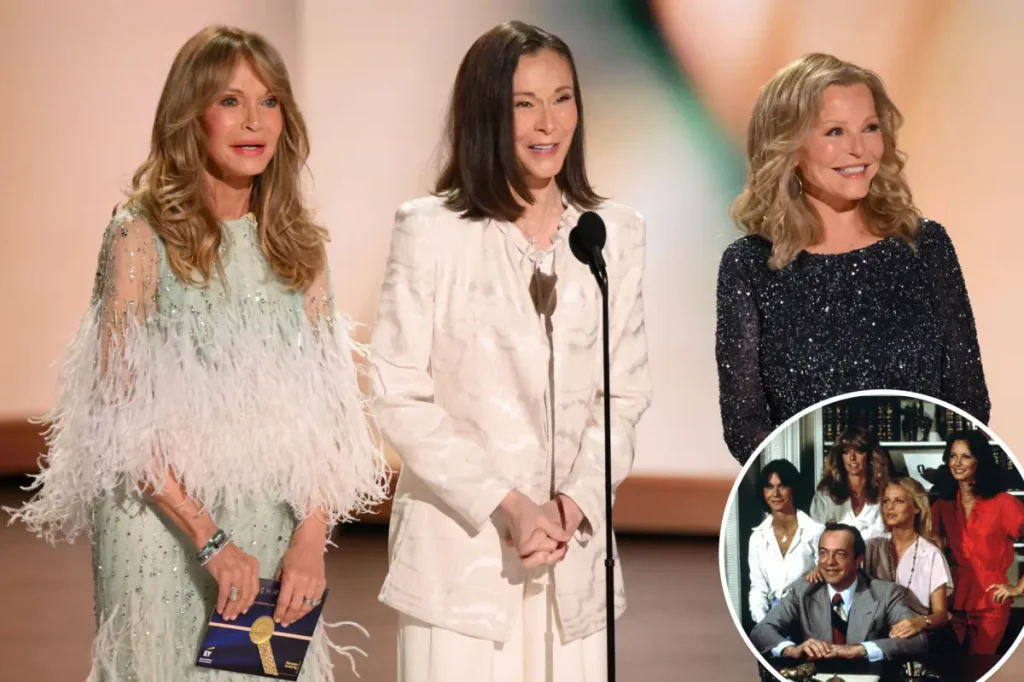 Kate Jackson, Jaclyn Smith e Cheryl Ladd se reúnem no Emmy para homenagear Farrah Fawcett