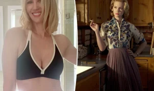 January Jones posa de biquíni preto e branco e diz que ainda não é hora de suéteres